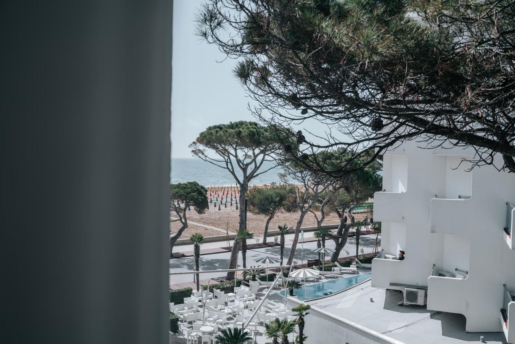 Hotel Luna Centrale Lignano Sabbiadoro Extérieur photo